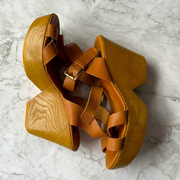FOREVER NEW | Juniper Leather Wedges - Picture 2 of 8